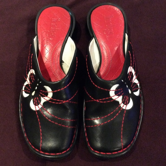 red and black clarks